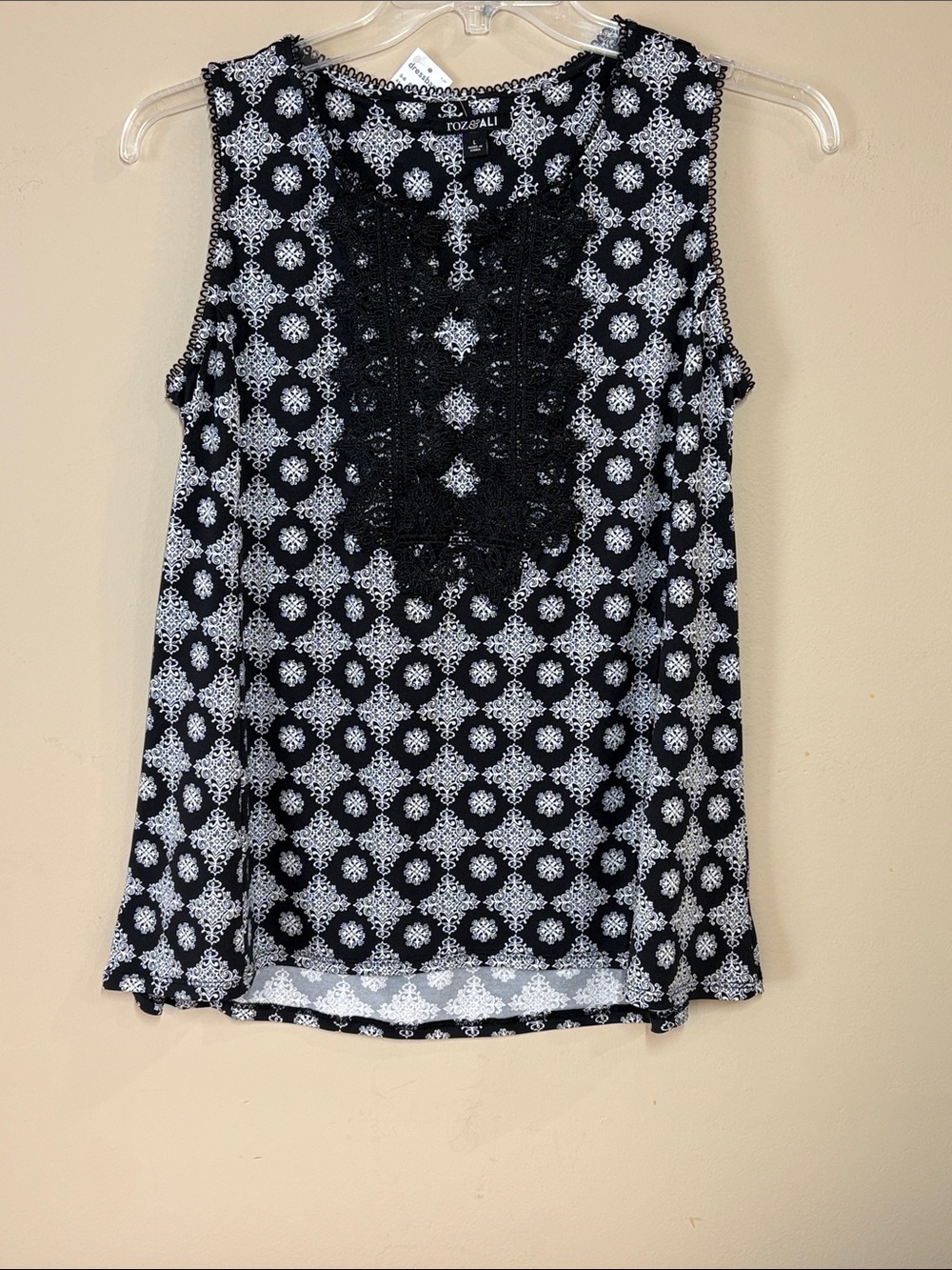 Roz & Ali Black and White Printed Lace-Front Sleeveless Top, L